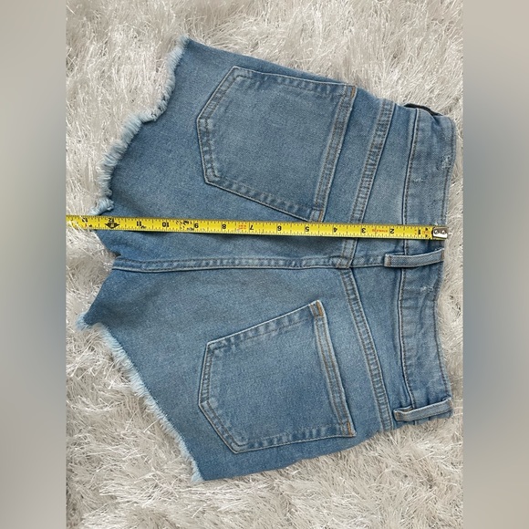 High waisted Booty Light-Wash Denim Shorts - Picture 2 of 5